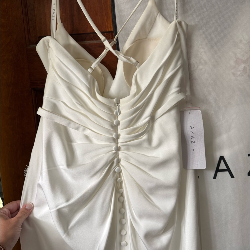 Elegant White Sleeveless Dress - Picture 6 of 6